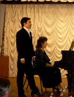 Надир Ширинский представляет на концерте Мо Лицзяня (Китай). У рояля – Ирина Шабордина